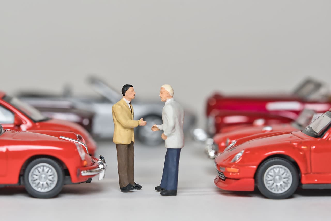 中古車、ミニチュアフィギュアの販売風景